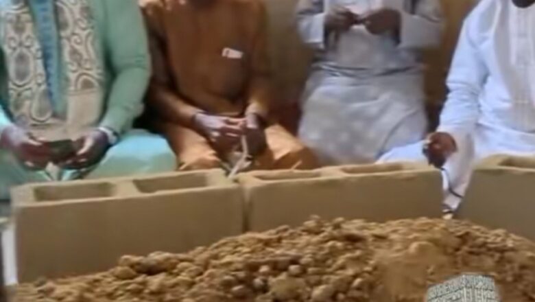 Kalli Bidiyon: Ganin wasu zagaye da qabarin Malam Rigi-Rigi suna rera waqa ya jawo cece-kuce sosai