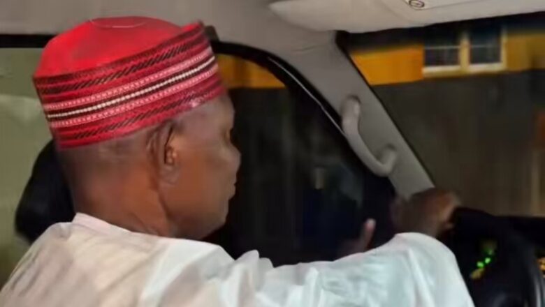 Kalli Bidiyon: An ga Gwamnan Kano, Abba Kabir Yusuf yana tuka kansa a mota da daddare