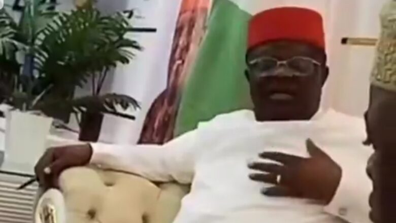 Kalli Bidiyon:Ministan ayyuka, David Umahi na bugun Qirji cewa, ya kwacewa wata mata fili dan ya nuna mata cewa ko shi wanene