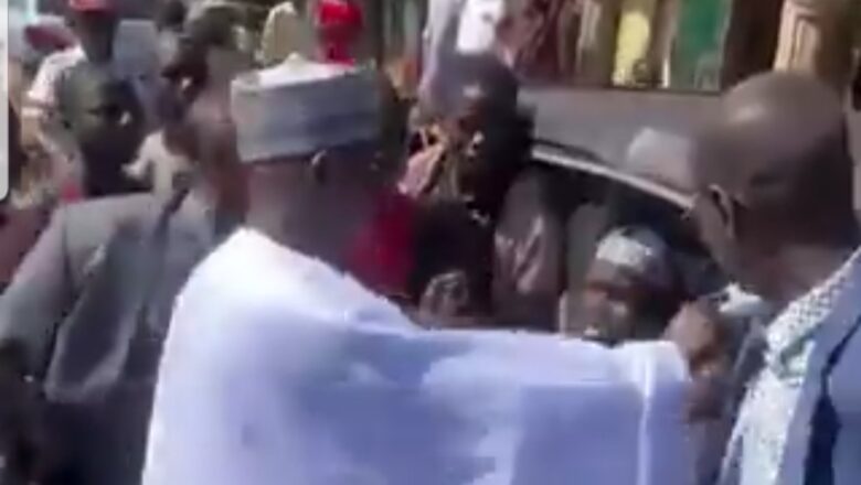 Kalli Bidiyon: Yanda aka ga Gwamnan jihar Sokoto na rabawa mutane kudi akan titi