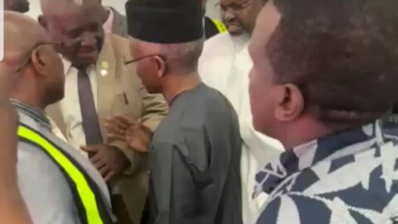Kalli Bidiyon Abinda DSS sukawa El-Rufai bayan da suka so kamashi a filin jirgi bayan da ya dawo daga kasar Egypt amma yaki yadda su kamashi