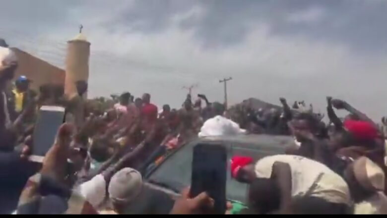 Kalli Bidiyon yanda jama’ar gari suka fito dan nunawa Tsohon Gwamnan Kaduna, Malam Nasiru Ahmad El-Rufai goyon baya