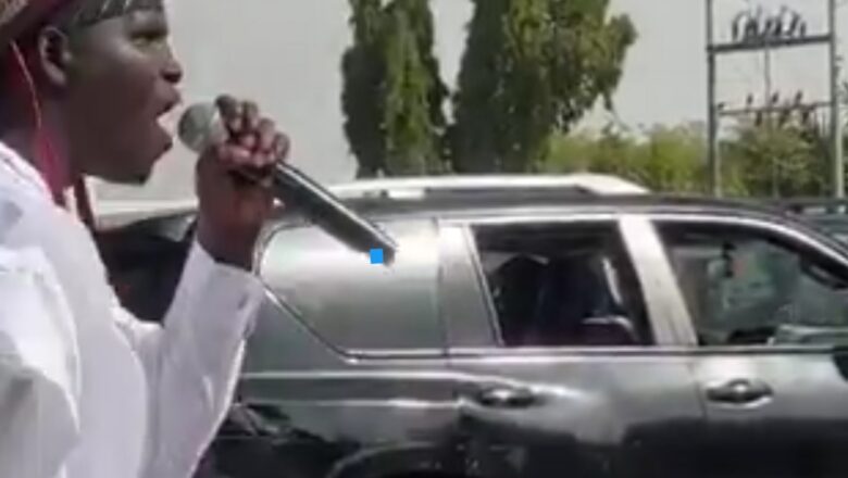 Kalli Bidiyon: Yanda aka likawa Rarara kudi a gaban shugaban kasa kuma ba abinda ya faru