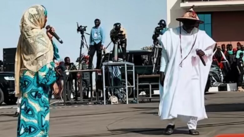 Kalli Bidiyon: Ganin Rarara a gaban shugaban kasa, Bola Ahmad Tinubu yana masa waka tare da matarsa A’isha Humaira ya dauki hankula