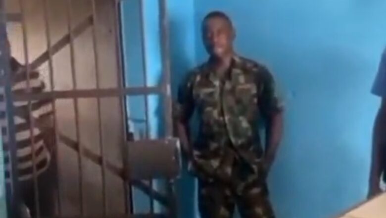 Kalli Bidiyon yanda ‘yansanda suka saka wani Soja a gaba suke mai fada