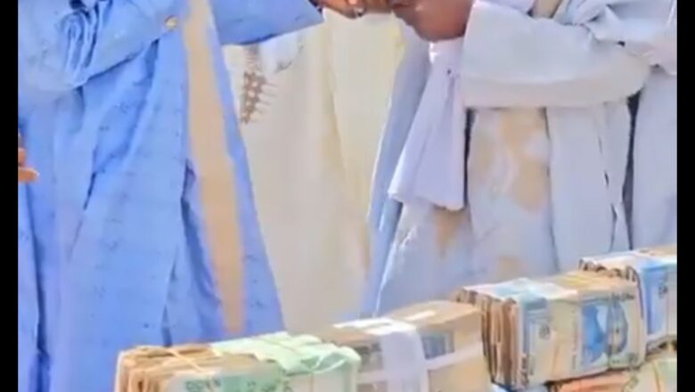 Kalli Bidiyon: Yanda Gwamnan jihar Sokoto ya yi rabon kudi da ya jawo masa yabo da suka