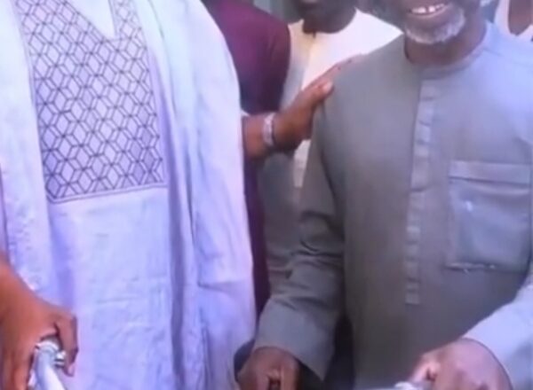 Kalli Bidiyon: Yanda wani babban Mutum ya baiwa Abokinsa da suka yi aji daya kyautar Keke