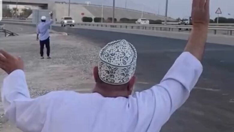 Allah Sarki Kalli Bidiyon: Wannan Mutumin ya hada kayan shan ruwa yana kiran mutane a bakin hanya su tsaya su yi buda baki