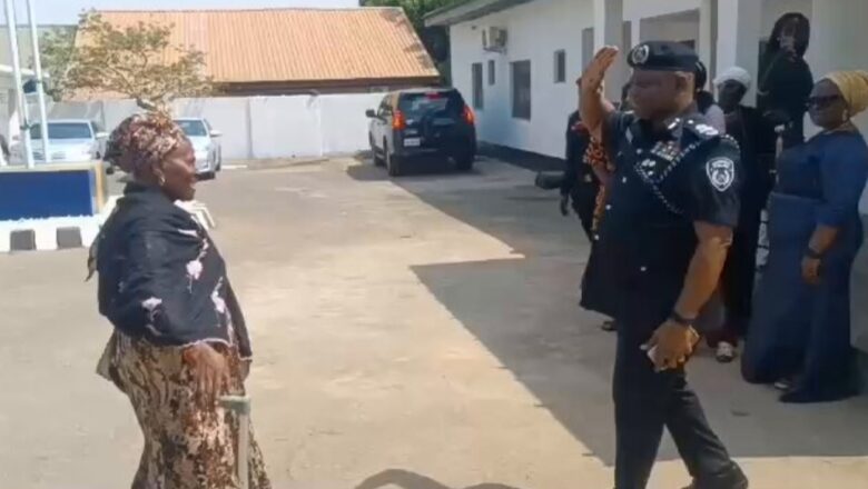 Kalli Bidiyon: Yanda Sabon shugaban ‘yansandan Najeriya, Disu ya sarawa mahaifiyarsa bayan da aka bashi mukamin