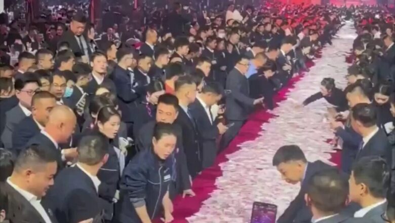 Kalli Bidiyon: Yanda wani dan kasuwar China ya bajewa ma’aikatansa kudi da suka kai dala Miliyan 26 akan teburi kowa ya kwashi iya abinda zai iya kwasa