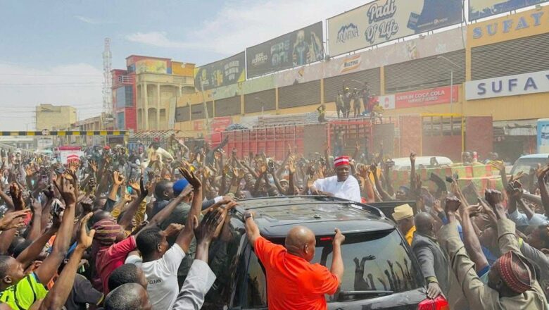 Kalli irin kyakkyawar tarbar da Kwankwaso ya samu yayin da yaje yiwa ‘yan kasuwar Singa jaje