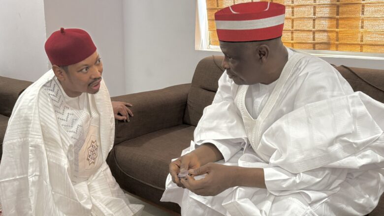 Da Duminsa: Kalli Yanda Dan gidan Ganduje ya kaiwa Kwankwaso ziyara sanye da jar hula