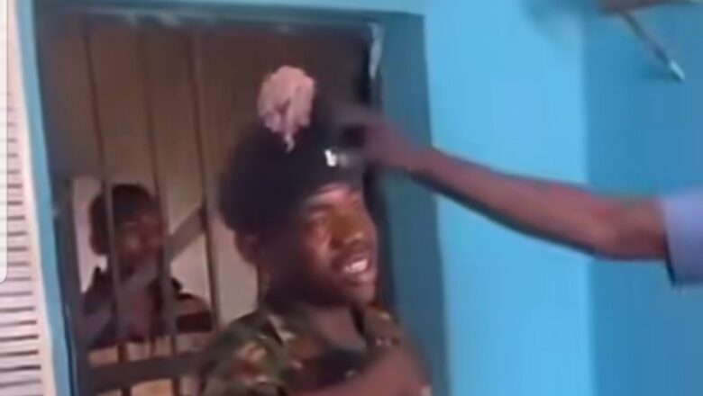 Kalli Bidiyon: Yanda sojoji suka je daukar Fansa kan ‘yansanda da suka kama dan uwansu a baya suka cire masa hula a ofishinsu