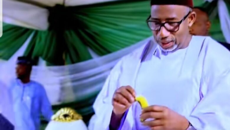 Kalli Bidiyon Yanda wata mata ta ta baiwa Gwamnan Bauchi, Sanata Bala Muhammad Ayaba a wajan taro