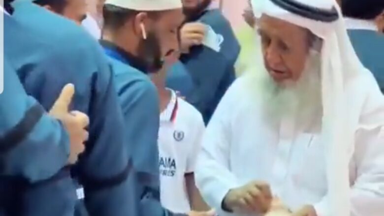 Allah Sarki: Kalli Bidiyon yanda wani attajiri ya ke rabawa mabukata kudi a kasar Saudiyya