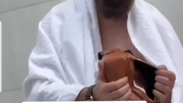 Allah Sarki Kalli Bidiyon: Yanda aka sacewa wani kayansa a yayin da yake aikin Umrah a kasar Saudiyya