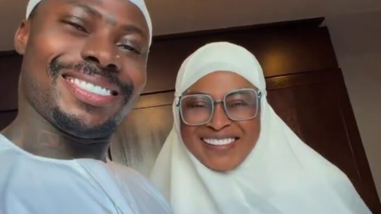 Kalli Bidiyon: Tauraron mawakin Najeriya, Asake tare da mahaifiyarsa a kasar Saudiyya