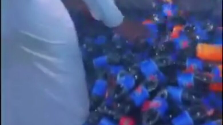 Kalli Bidiyon: Wani Malamin Addinin Musulunci Bayerabe na shan suka saboda yanda yasa Mutane suka rika bashi sadakar Lemun Pepsi wai ya musu addu’a duk Bukatunsu su biya