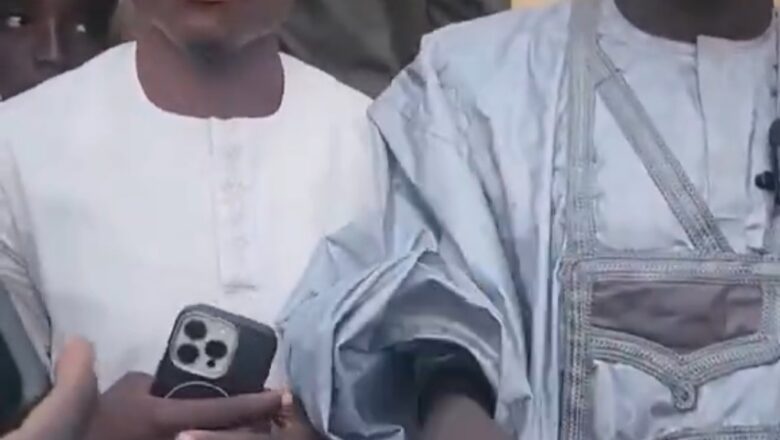 Kalli Bidiyon: Matashi ya dauki hankula saboda yanda yanda yake ta nuna wayarsa ta iPhone yayin da ake hira da malaminsa