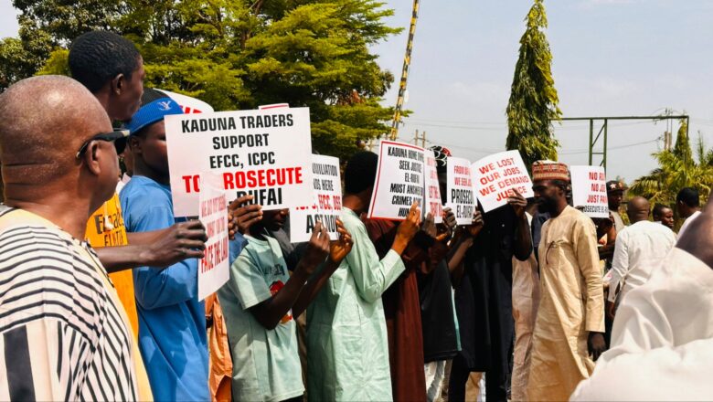 Wasu matasa sun fito zanga-zanga inda suke nuna goyon bayan a hukunta tsohon Gwamnan Kaduna, Malam Nasiru Ahmad El-Rufai