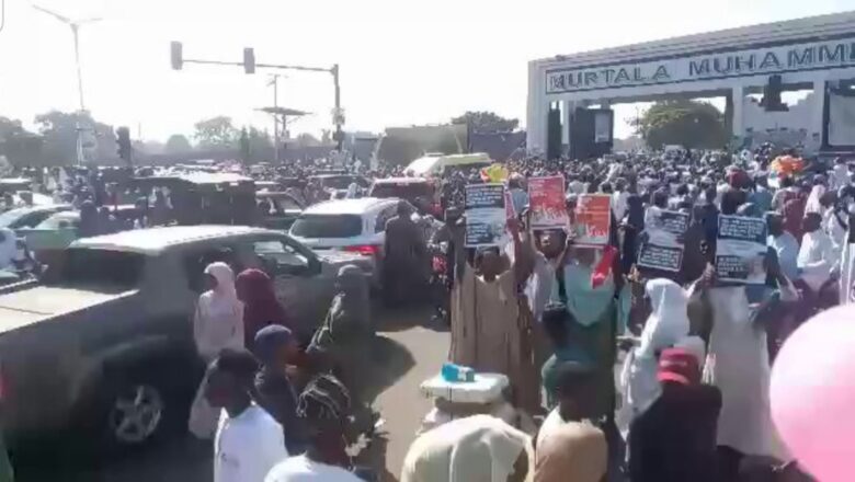 Kalli Bidiyon: Yanda dubban mutane magoya bayan Malam Nasiru Ahmad El-Rufai suka fito suke nuna masa goyon baya yayin da ake masa shari’a