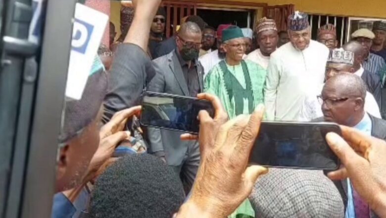 Kalli Bidiyon yanda dan majalisar Tarayya, Bello ElRufai ya raka Mahaifinsa, Malam Nasiru Ahmad El-Rufai zuwa Kotu inda ake tuhumarsa kan Almundahanar kudade