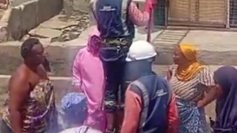 Kalli Bidiyon yanda matan unguwa suka taru suka hana a yanke musu wutar Lantarki, Har dan NEPA din ya hau saman Tsani zai yanke wutar, Aka kado dashi