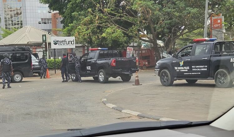 Da Duminsa: An jibge Jami’an tsaro a ofishin INEC dan hana Jam’iyyar ADC Zàngà-zàngà