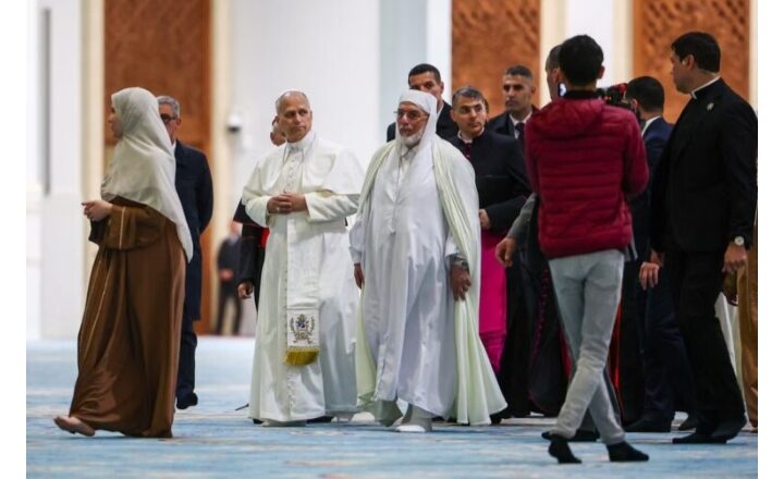 Kalli Bidiyon: Shugaban Kiristocin Duniya, Fafaroma Pope Leo na ta shan yabo bayan da ya cire takalmi a yayin da ya shiga babban masallacin kasar Algeria