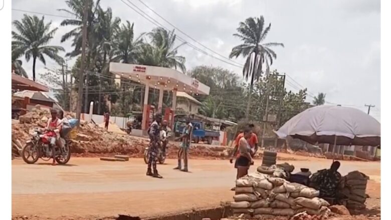 Kalli Bidiyon: Yanda wani soja ke shan yabo bayan da ya tare wata Budurwa yake mata fada saboda shigar banza da ta yi