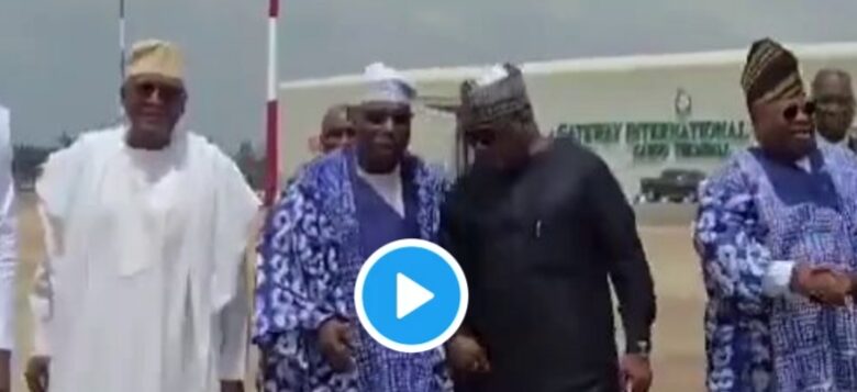 Kalli Bidiyon yanda Shugaban kasa, Bola Ahmad Tinubu ya durkusa kasa ya gaishe da tsohon Shugaban kasa, Olusegun Obasanjo