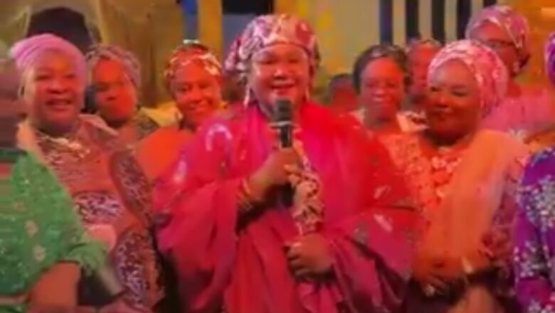 Kalli Bidiyon: Yanda wata Uwar Ango daga Arewa ta baiwa Amarya kyautar Fan Miliyan 10, kwatankwacin Naira Biliyan 25 kenan a matsayin Budan kai