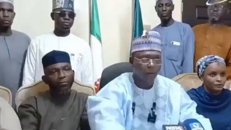 Da Duminsa: Wata Sabuwa Wani me suna Hon. Muh’d Raji Sulaiman Zumo ya bayyana cewa, Shine shugaban jam’iyyar ADC na jihar Adamawa kuma ya dakatar da Atiku Abubakar da Babachir David Lawal