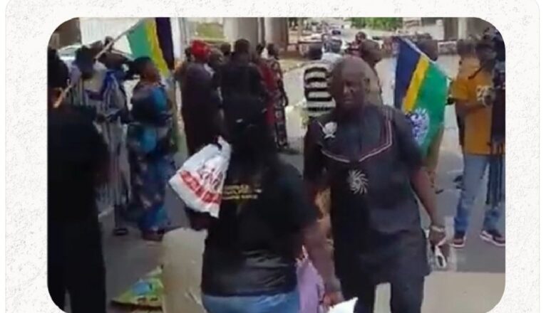 Da Duminsa: Tsaffin ‘Yansanda dake Zàngà-zàngà a Abuja sun tare babbar kofa shugaba fadar shugaban kasa