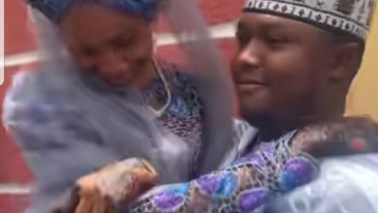 Kalli Bidiyon: Yanda wani Ango ya daga amaryarsa sama a gaban mutane