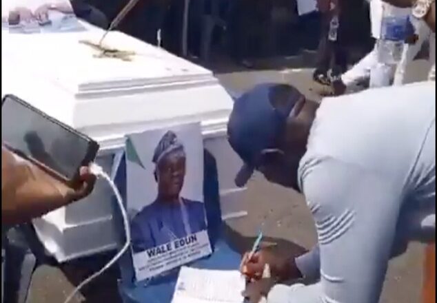 Kalli Bidiyon: Ma’aikata a ma’aikatar kudi sun saka hoton Ministan kudi da shugaba Tinubu ya kora daga aiki, Wale Edun a jikin akwatin gawa yayin da suke murnar sukeshi daga mukamin