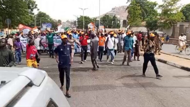 Da Duminsa: Kamar yanda aka yi a Sokoto, A jihar Taraba ma matasan ADC sun yi tattaki inda suka ce Shugaba Tinubu ta cire shugaban INEC, Farfesa Amupitan