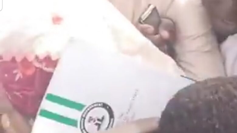 Siyasa Mugun wasa:Kalli Bidiyon yanda wasu maza suka Tumurmushe wata mata a wajan taron siyasa a Kano