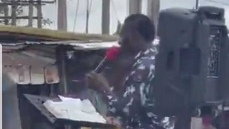 Kalli Bidiyon: Yanda Wani dansanda ya fito kan titi yake karanta Baibul