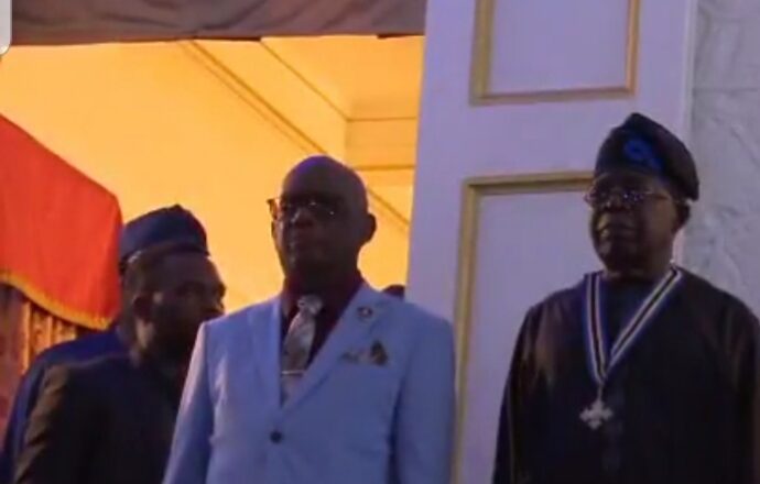 Kalli Bidiyon: Shugaba Tinubu da Kross irin na Kiristoci a wuyansa, Dino Melaye yace shin wai ko shugaban kasan ya raba kafane, mutana Kirista muna Musulunci?