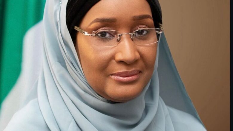 Kotu ta bukaci a nemo mata Tsohuwar ministar Jinkai, Sadiya Umar Farouk Ruwa a jallo, saboda ta ki zuwa kotu wajan da ake Shari’ar ta ta zarginta da satar dala Miliyan $1.3 da Naira Miliyan 746.6