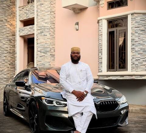 Bidiyon shahararren me sayar da mota, Manga Automobiles ya bayyana yana soyayya da wata mata, Saidai yayi karin bayani inda yake an dauki Bidiyon ne da dadewa tun kamin yayi aure lokacin suna soyayya da wadda aka ganshi a Bidiyon