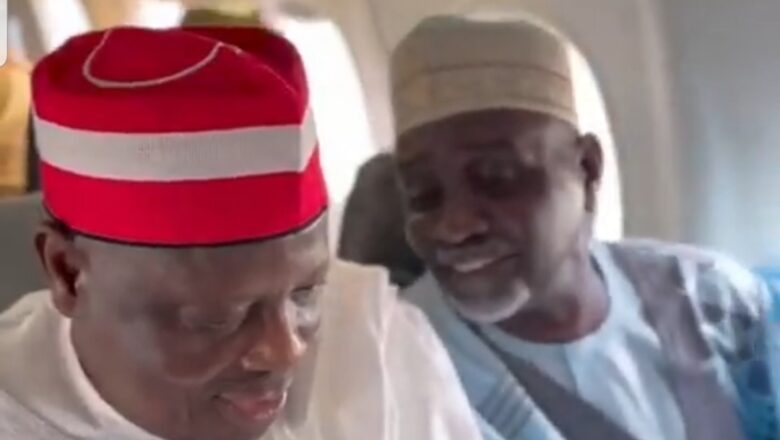 Da Duminsa: Kalli Bidiyon an hango Malam Ibrahim Shekarau da Kwankwaso a jirgin sama suna shewa suka tafa hannu