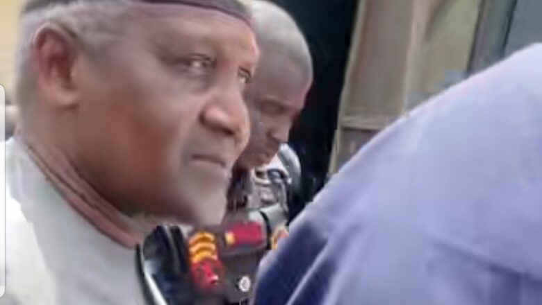 Kalli Bidiyon: Yanda Dangote ya je sallar Juma’a a makare amma sai ya bi sahu a waje, ba’a ture mutane ya shiga cikin masallaci ba