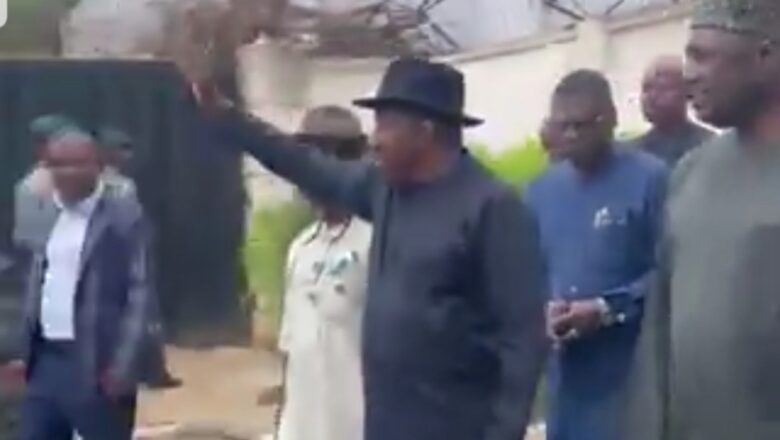 Kalli Bidiyon da Duminsa: Tsohon Shugaban kasa, Goodluck Jonathan ya fito zaiwa magoya bayansa jawabi bayan da suka je kofar gidansa suna kiran ya fito takarar shugaban kasa