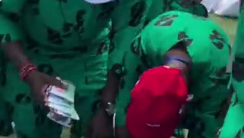 Kalli Bidiyon: Kudi cike da Ghana Must Go ana rabawa mutane da hotunan Shugaba Tinubu akai da suka jawo cece-kuce