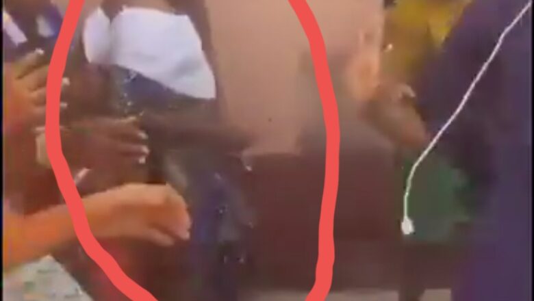 Kalli Bidiyon: Yanda Aka kama malamin Jami’a da dalibarsa a aji suna abinda bai kamata ba