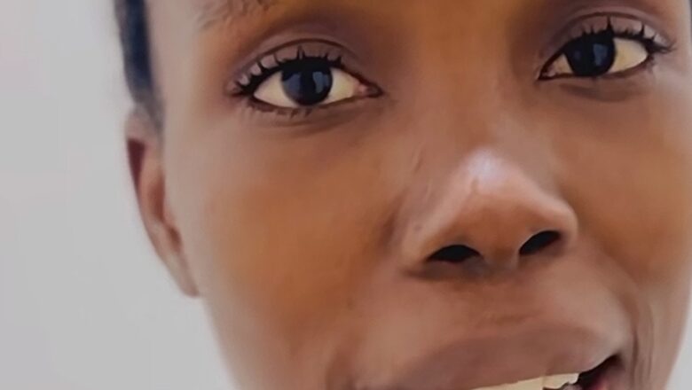 Kalli Bidiyon: A karin farko, An samu mawakiya Bahaushiya ta yi waka me salo irin na turawa, inda aka ganta tana wakar a bandaki yayin da take wanka babu komai a jikinta