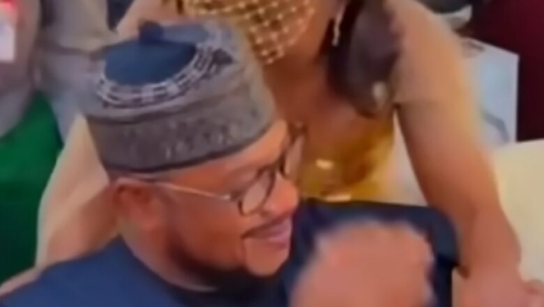 Kalli Bidiyon: Gwamnan jihar Zamfara, Dauda Lawal Dare da ya gaisa da wata mata har ta Sùmbàcèshi da ya jawo cece-kuce