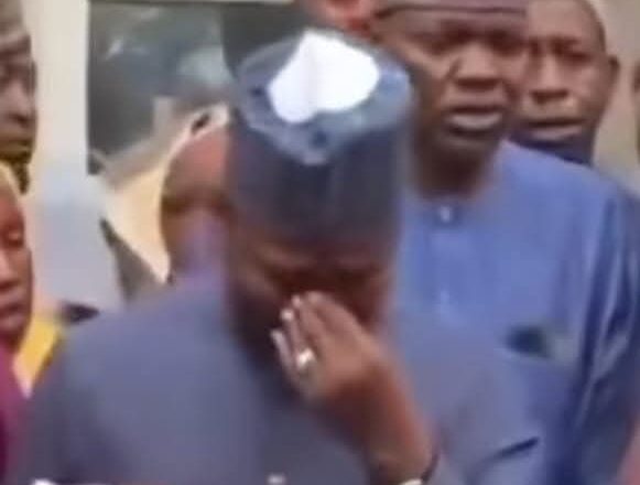 Ɗan majalisa a Borno ya fashe da kuka inda ya roƙi a ba shi dama karo na biyar,ya cewa mutanen mazabarsa shi bawan Allah ne kuma talaka